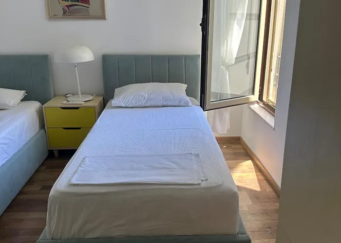 Amalia Perla Villa *